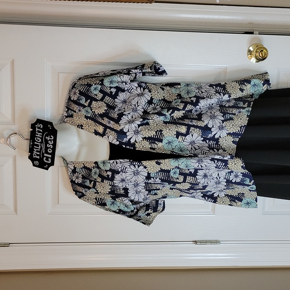 LuLaRoe Bianka Kimono Blue White 3 (10-12) Floral Stripes Daisy